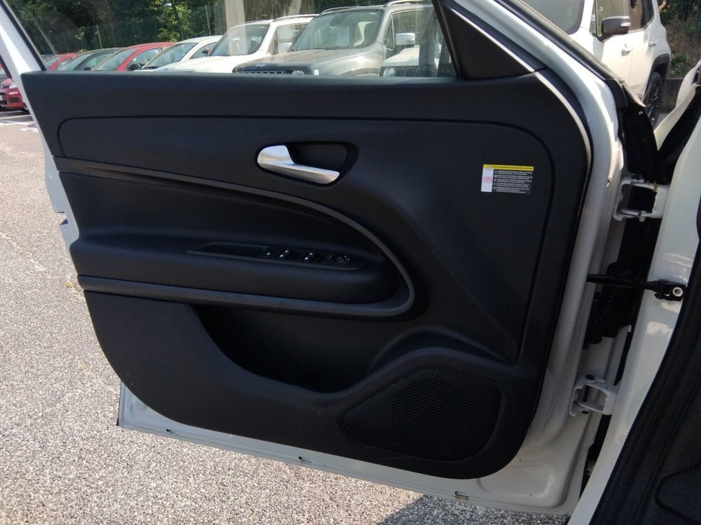 Jeep Avenger nuova a Roma (18)