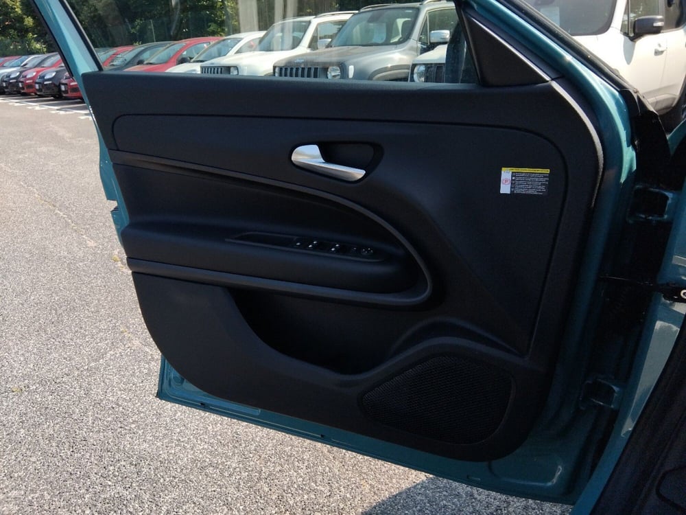 Jeep Avenger nuova a Roma (18)