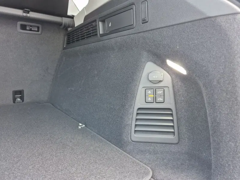 Volkswagen Touareg nuova a Frosinone (14)