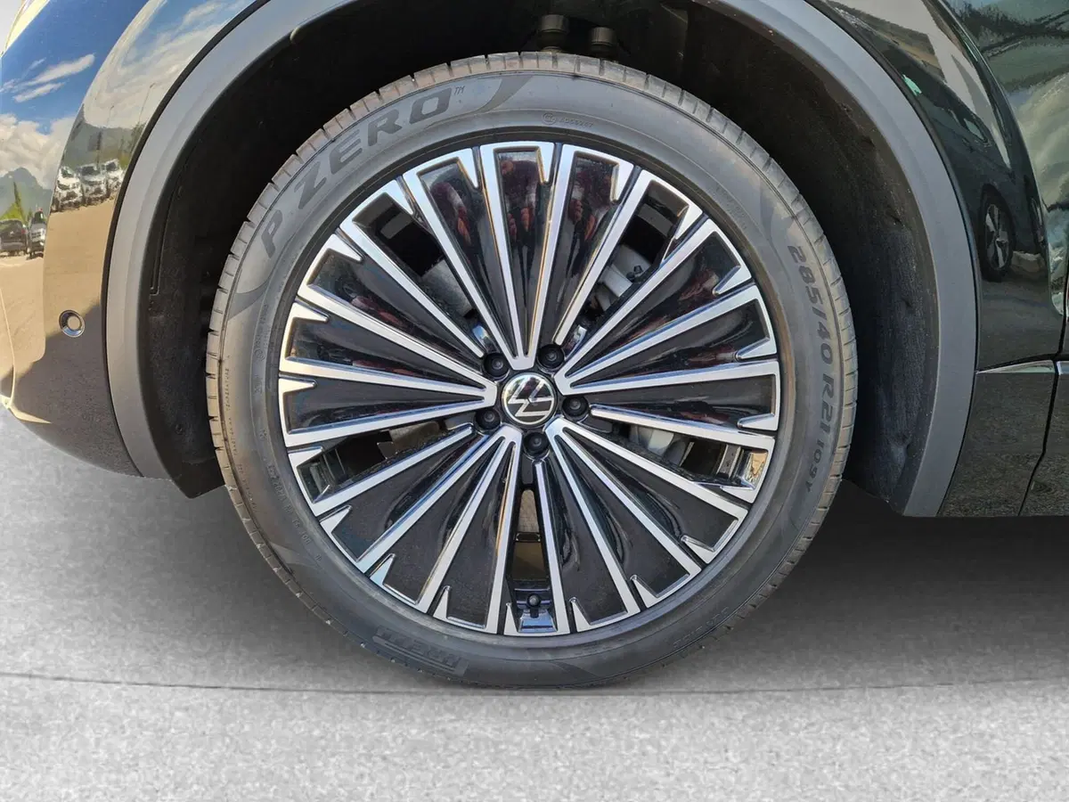 Volkswagen Touareg nuova a Frosinone (7)