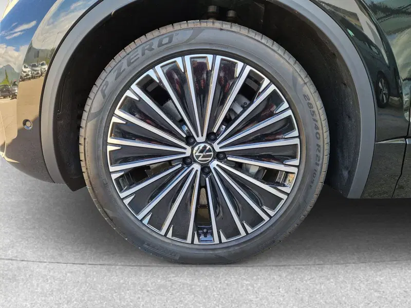 Volkswagen Touareg nuova a Frosinone (7)