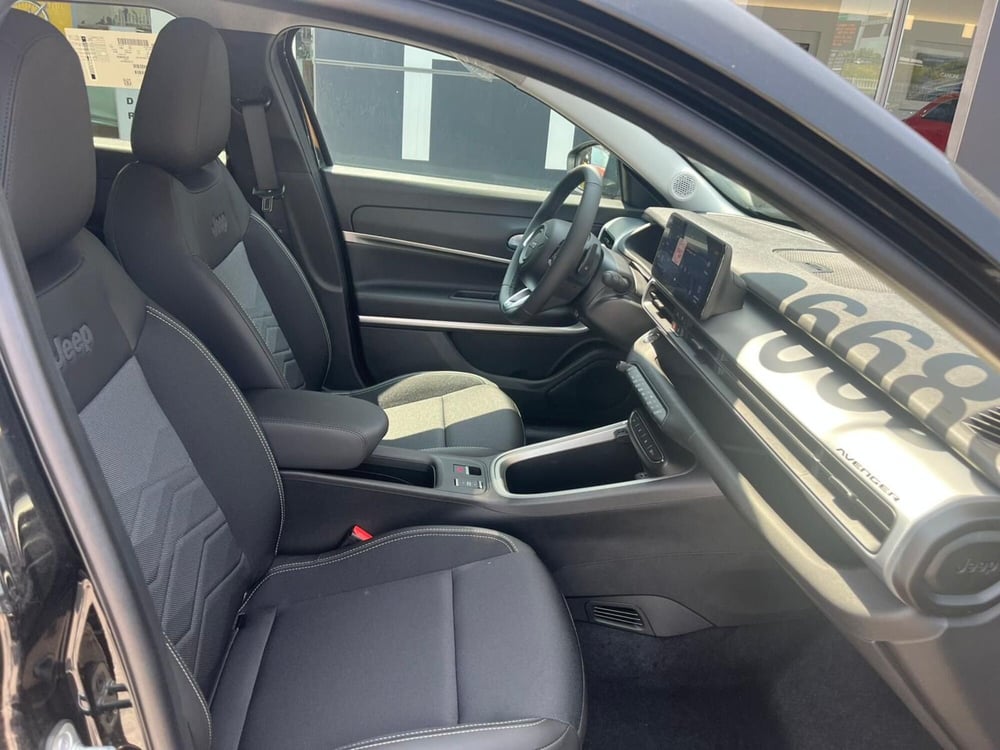 Jeep Avenger nuova a Milano (12)