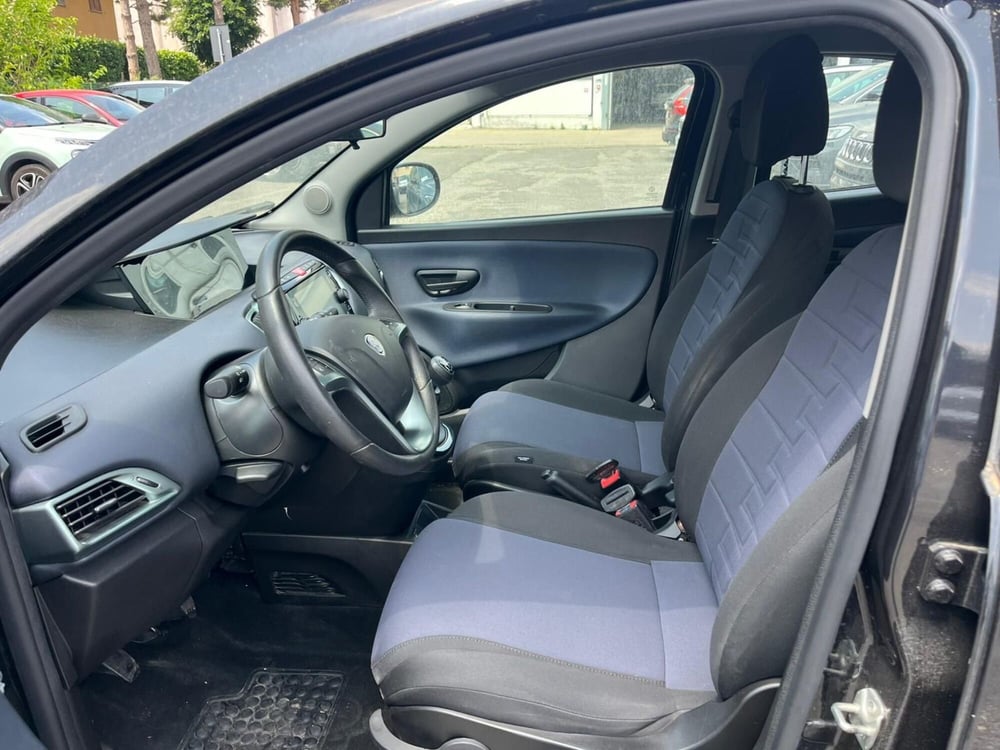 Lancia Ypsilon usata a Milano (11)