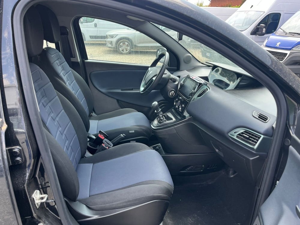 Lancia Ypsilon usata a Milano (12)