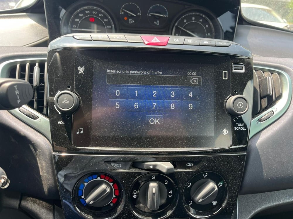 Lancia Ypsilon usata a Milano (17)