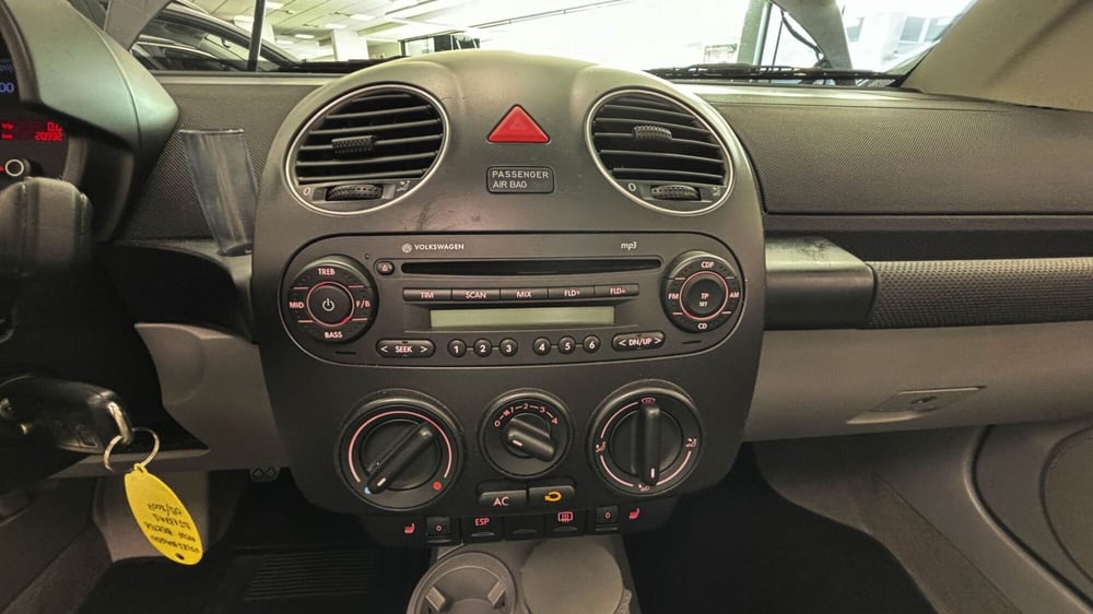 Volkswagen New Beetle Cabrio usata a Treviso (16)