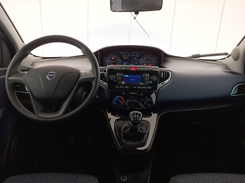 Lancia Ypsilon usata a Bari (10)