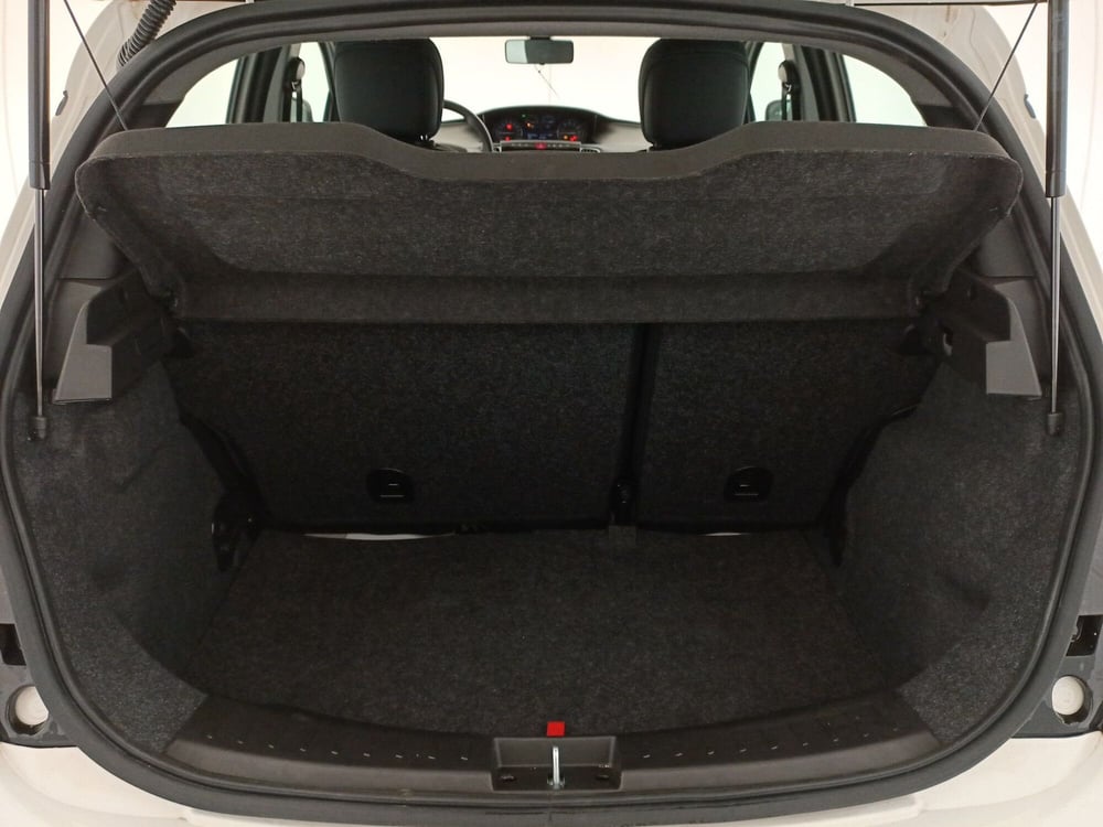 Lancia Ypsilon usata a Bari (13)