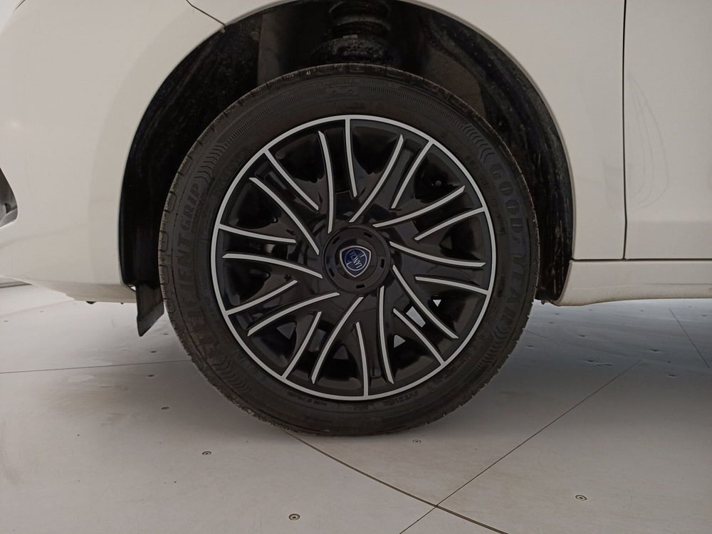 Lancia Ypsilon usata a Bari (14)