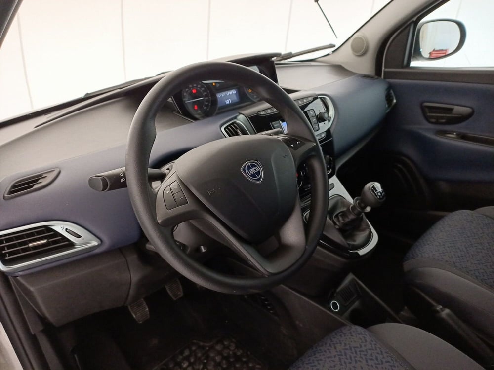 Lancia Ypsilon usata a Bari (5)