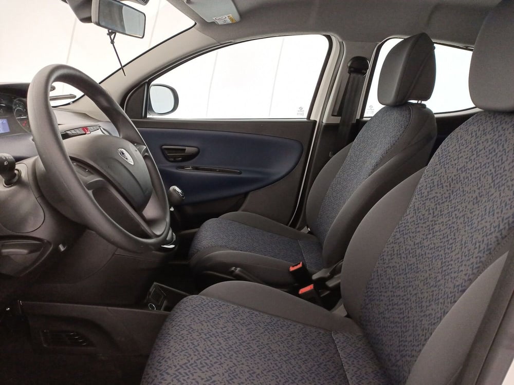 Lancia Ypsilon usata a Bari (6)