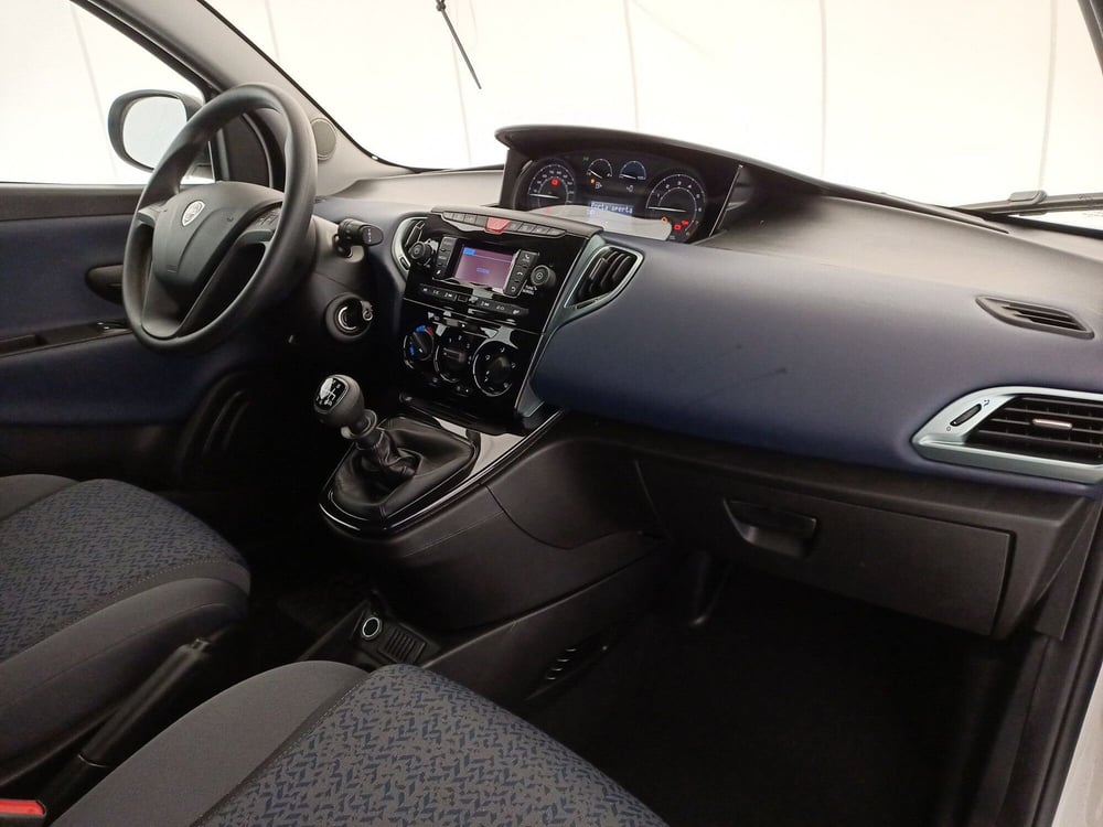 Lancia Ypsilon usata a Bari (7)