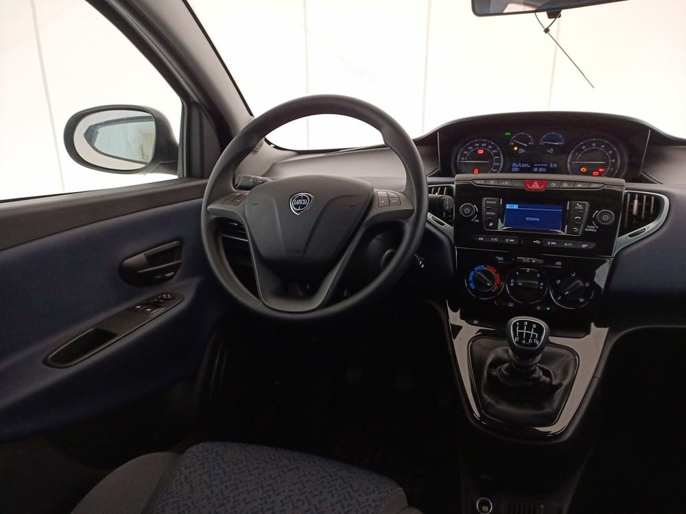 Lancia Ypsilon usata a Bari (9)