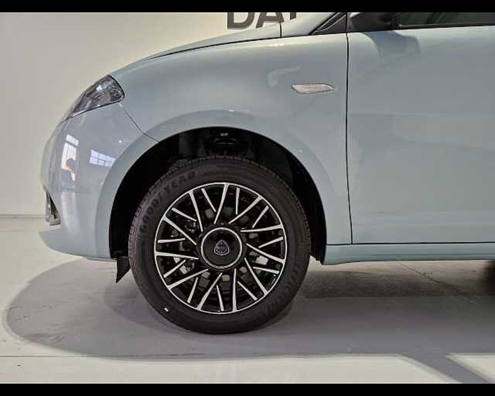 Lancia Ypsilon nuova a Milano (15)