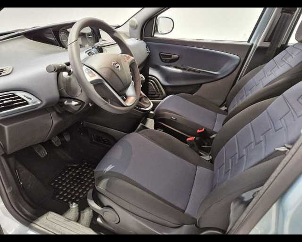 Lancia Ypsilon nuova a Milano (6)