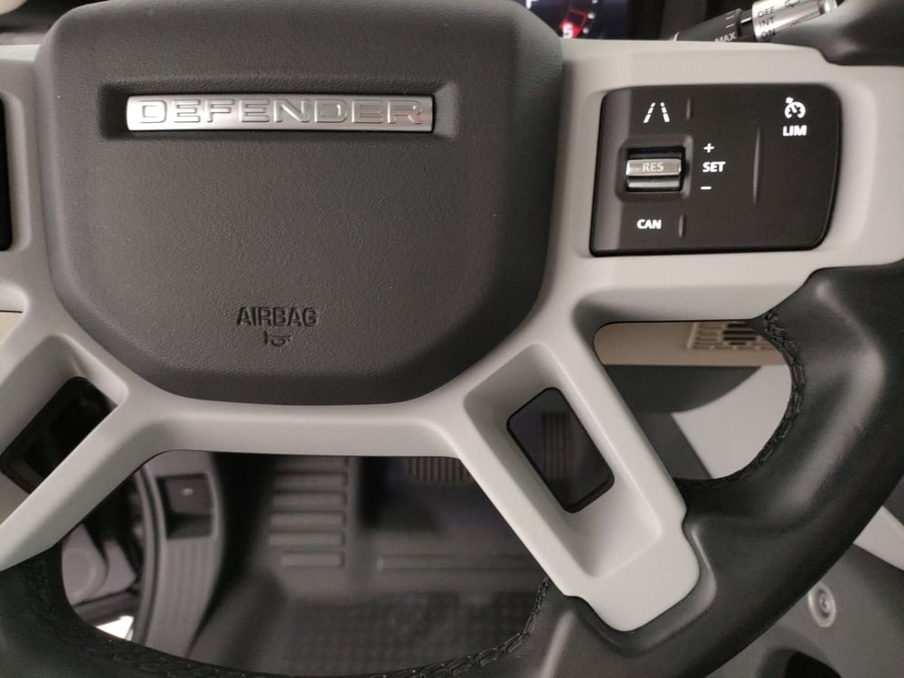 Land Rover Defender usata a Milano (13)