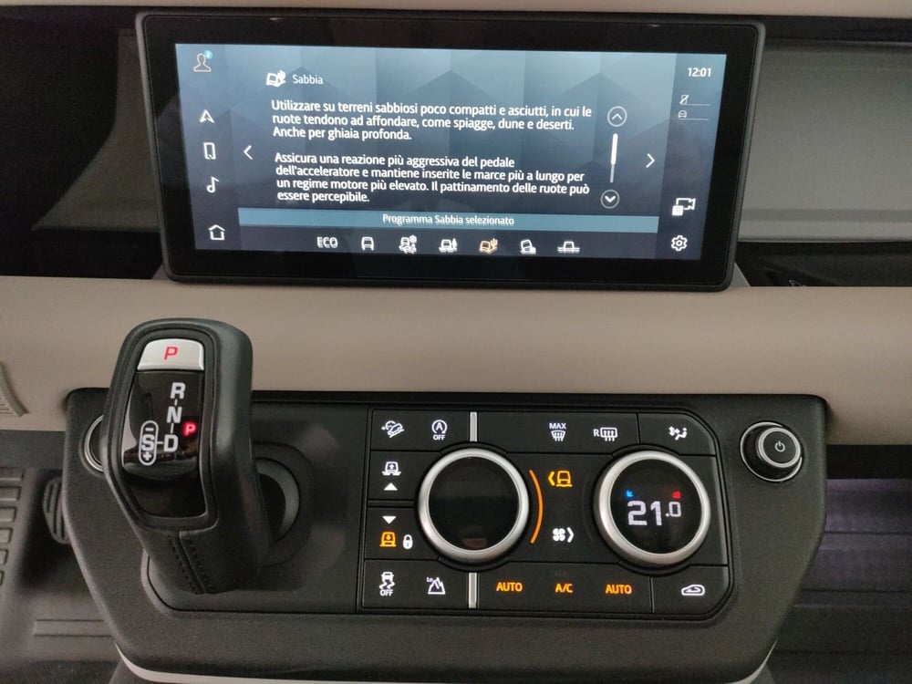 Land Rover Defender usata a Milano (20)