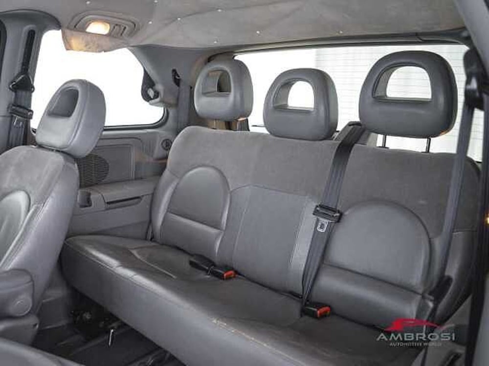 Chrysler Voyager usata a Perugia (11)