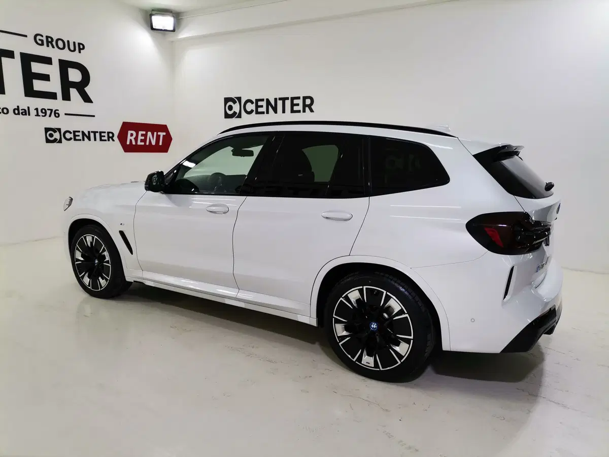 BMW iX3 nuova a Salerno (4)