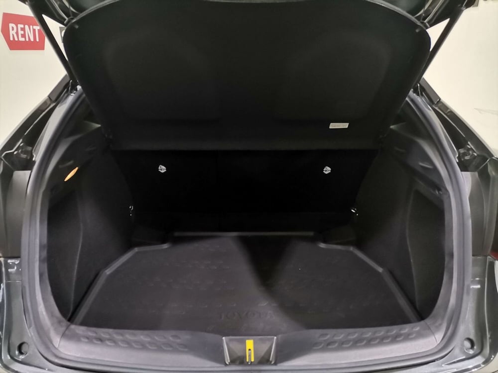 Toyota Toyota C-HR nuova a Salerno (16)
