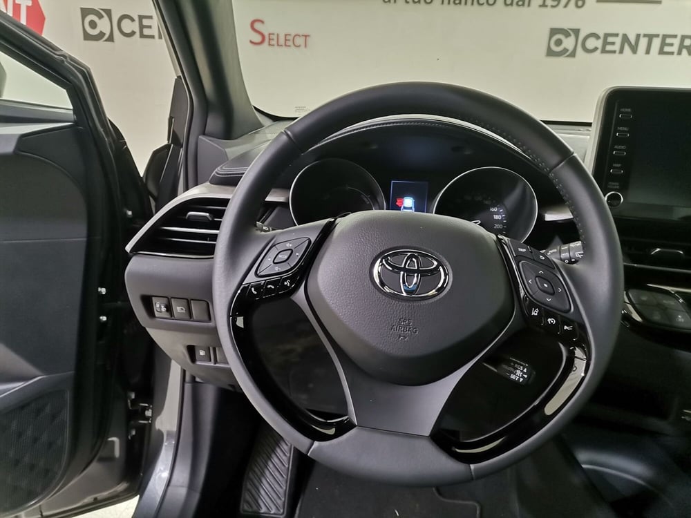 Toyota Toyota C-HR nuova a Salerno (8)