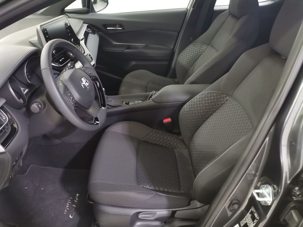 Toyota Toyota C-HR nuova a Salerno (9)
