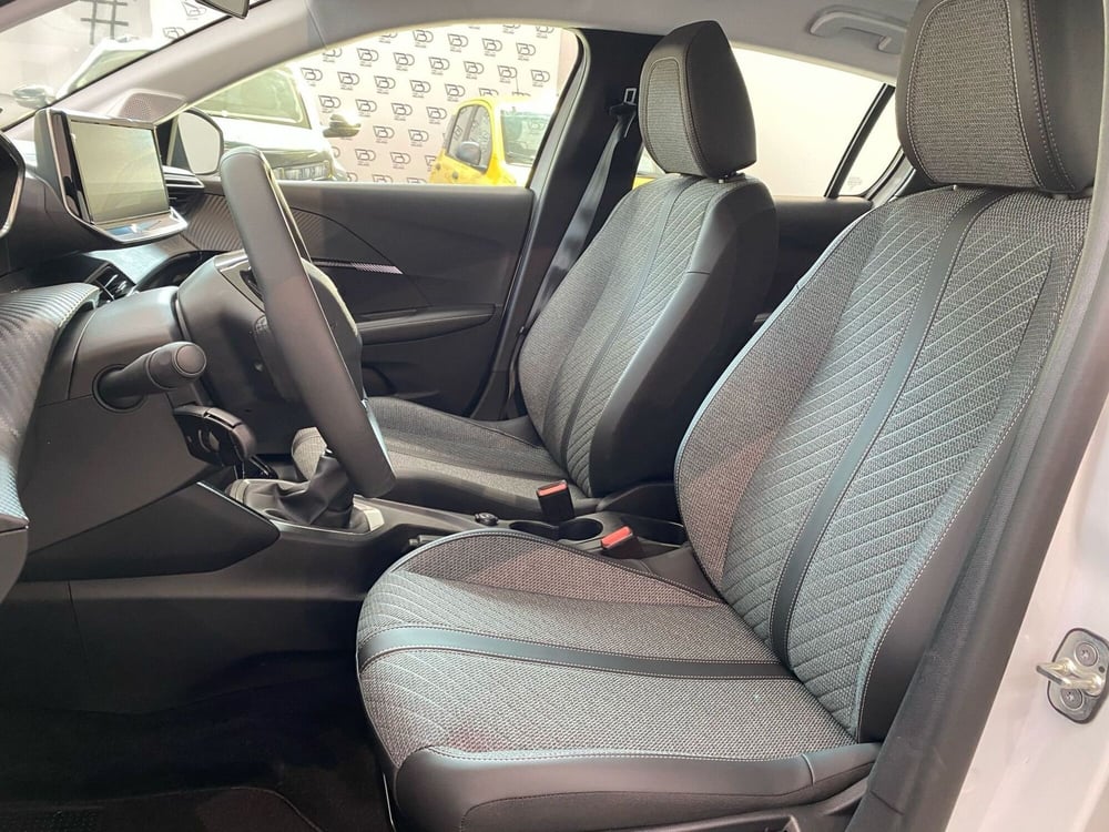 Peugeot 208 nuova a Milano (10)