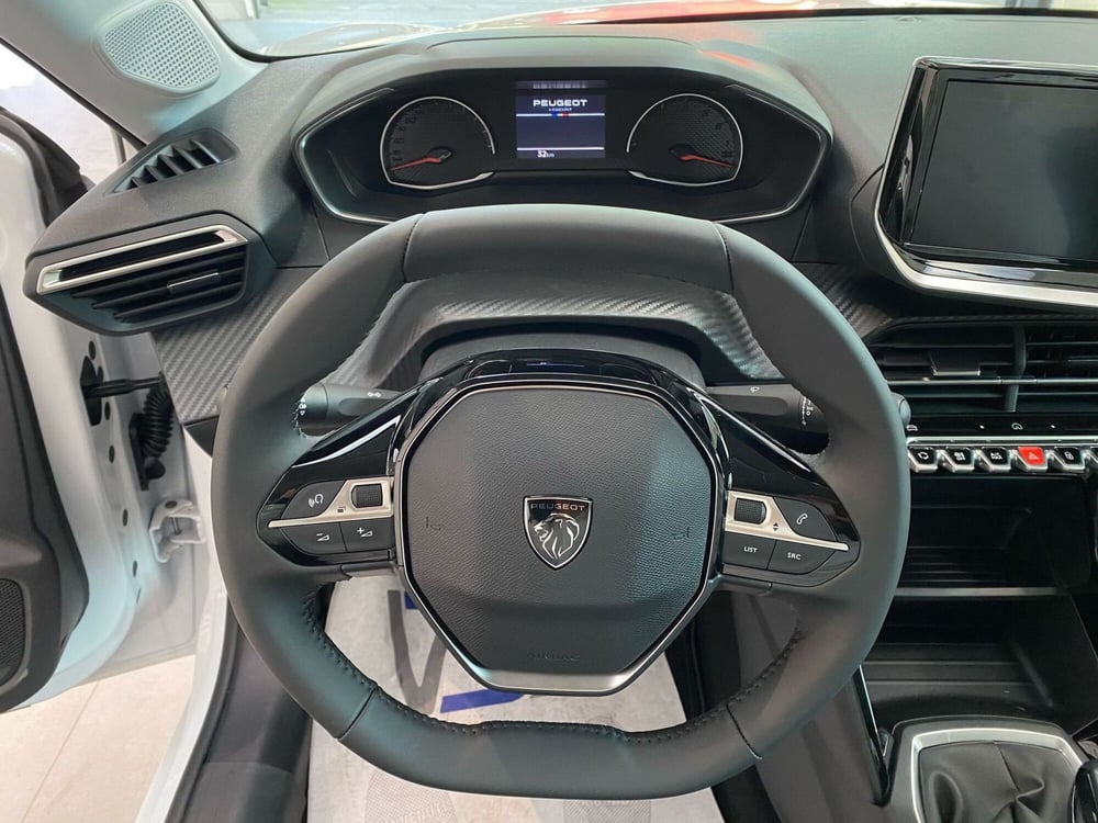 Peugeot 208 nuova a Milano (12)