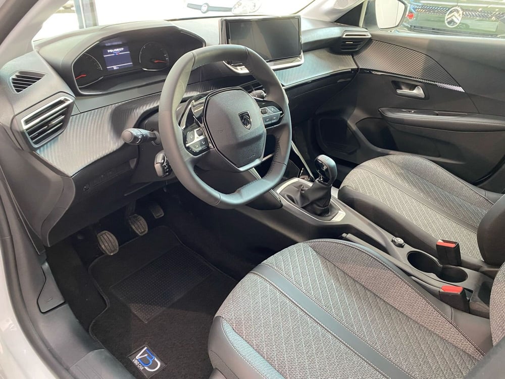 Peugeot 208 nuova a Milano (9)