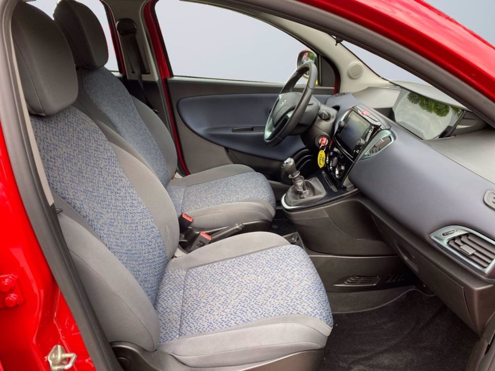 Lancia Ypsilon usata a Milano (11)