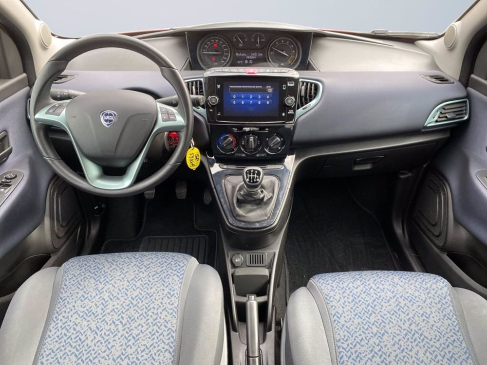 Lancia Ypsilon usata a Milano (12)