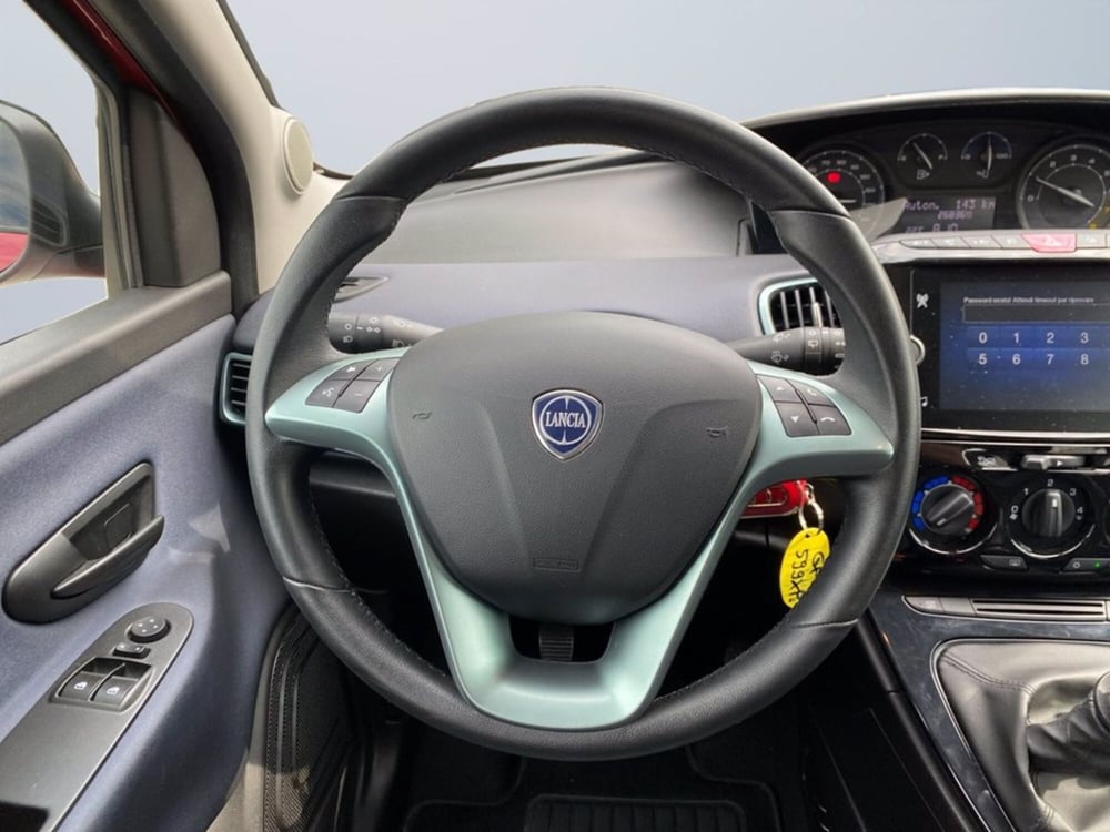 Lancia Ypsilon usata a Milano (13)