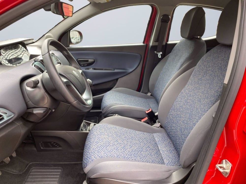 Lancia Ypsilon usata a Milano (9)