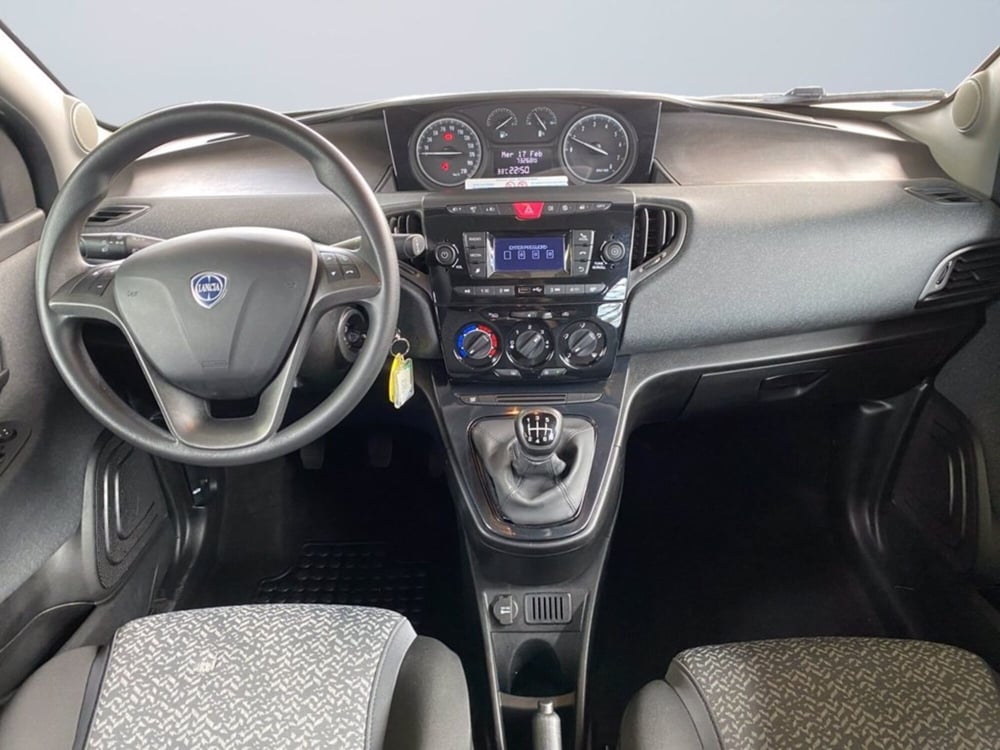 Lancia Ypsilon usata a Milano (12)