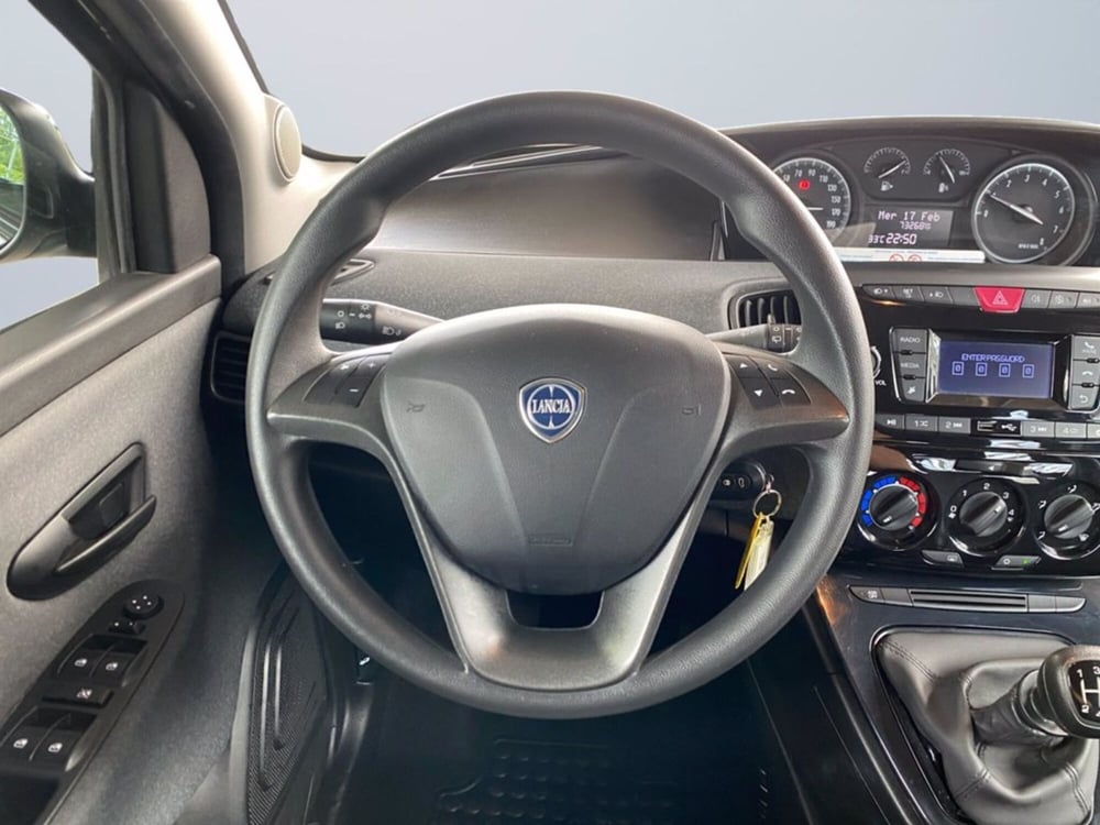 Lancia Ypsilon usata a Milano (13)