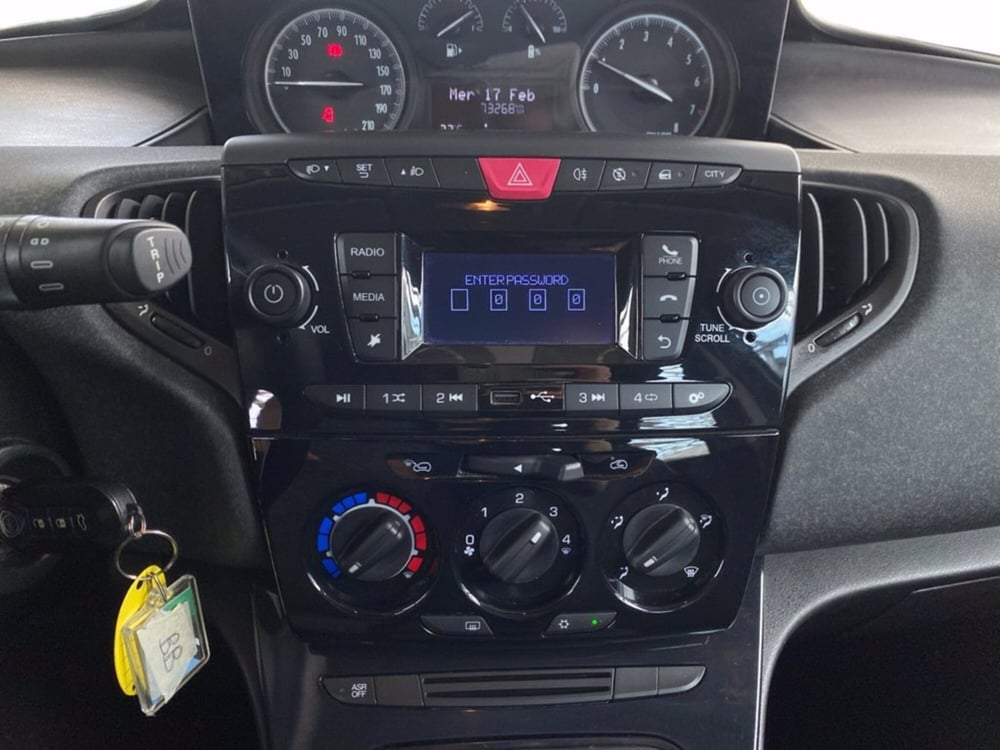 Lancia Ypsilon usata a Milano (14)
