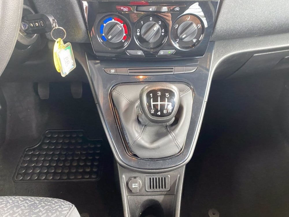 Lancia Ypsilon usata a Milano (15)