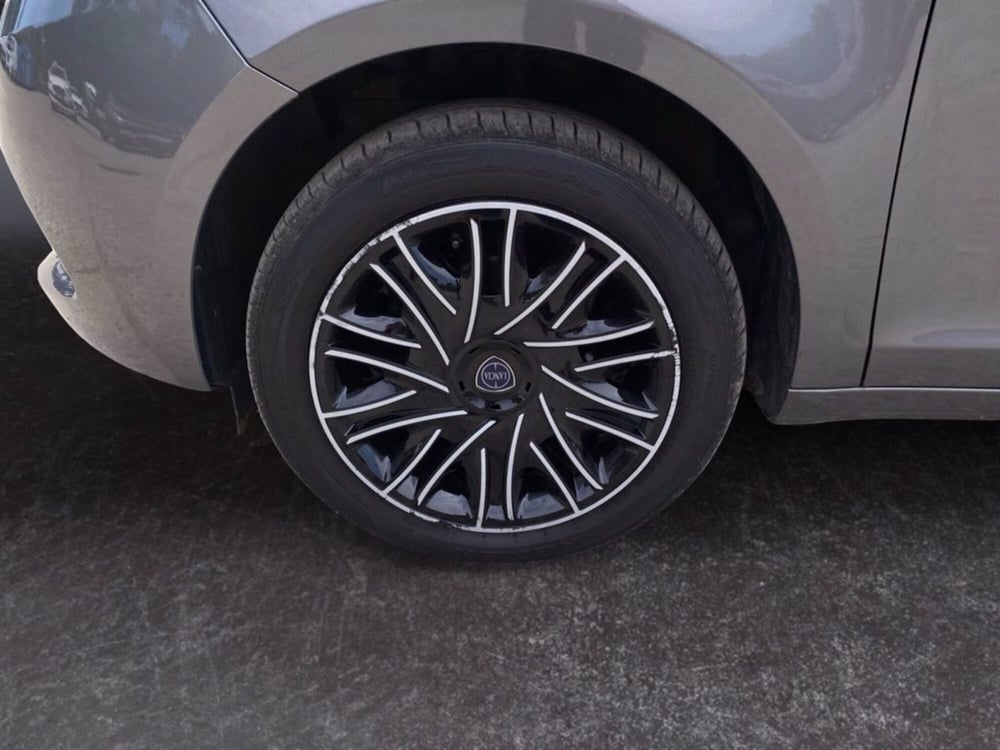 Lancia Ypsilon usata a Milano (16)