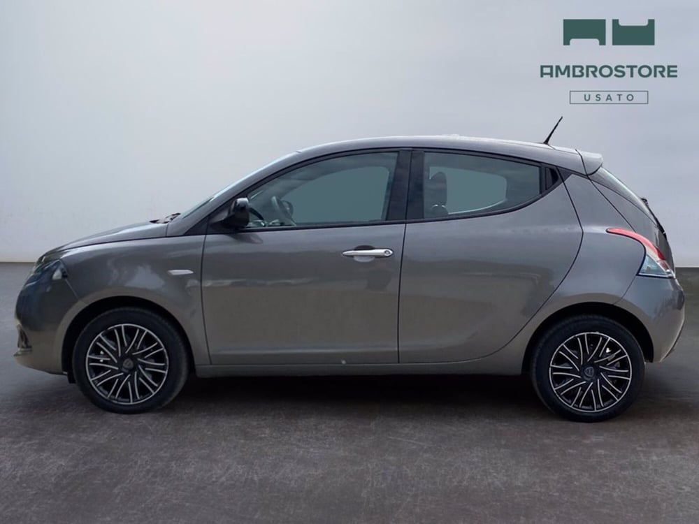 Lancia Ypsilon usata a Milano (8)