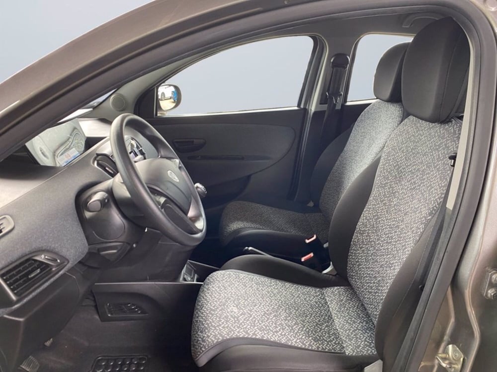Lancia Ypsilon usata a Milano (9)