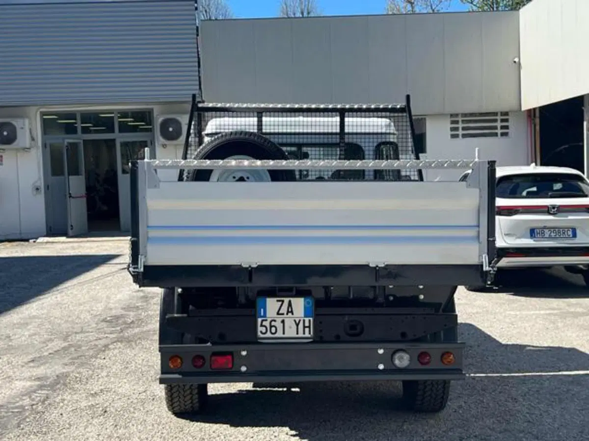 Land Rover Defender usata a Lucca (6)