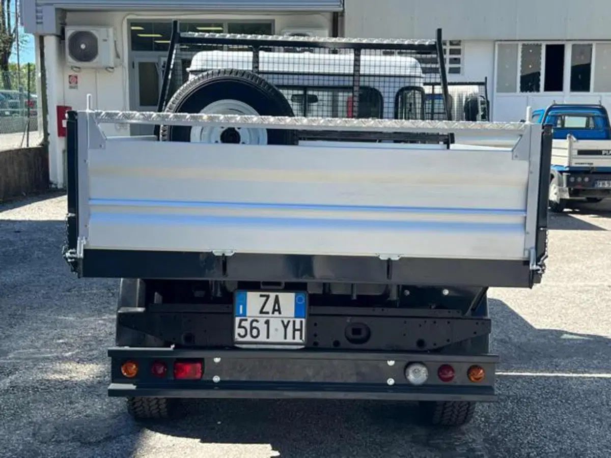 Land Rover Defender usata a Lucca (17)