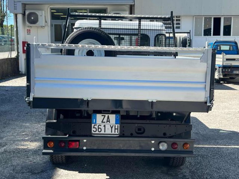 Land Rover Defender usata a Lucca (17)