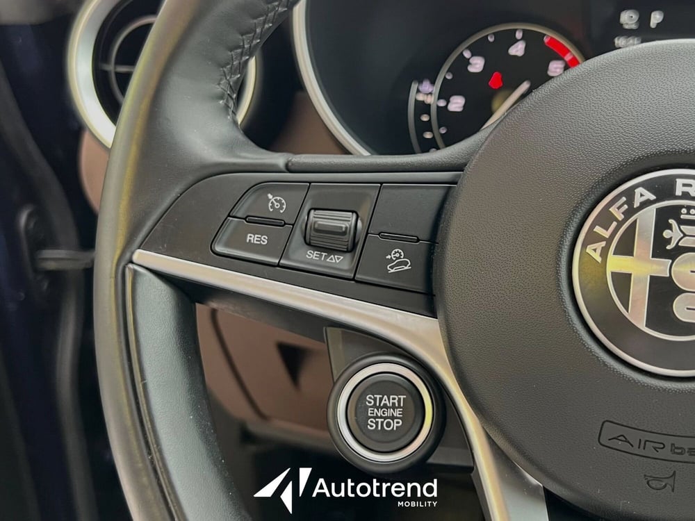 Alfa Romeo Stelvio usata a Bari (13)