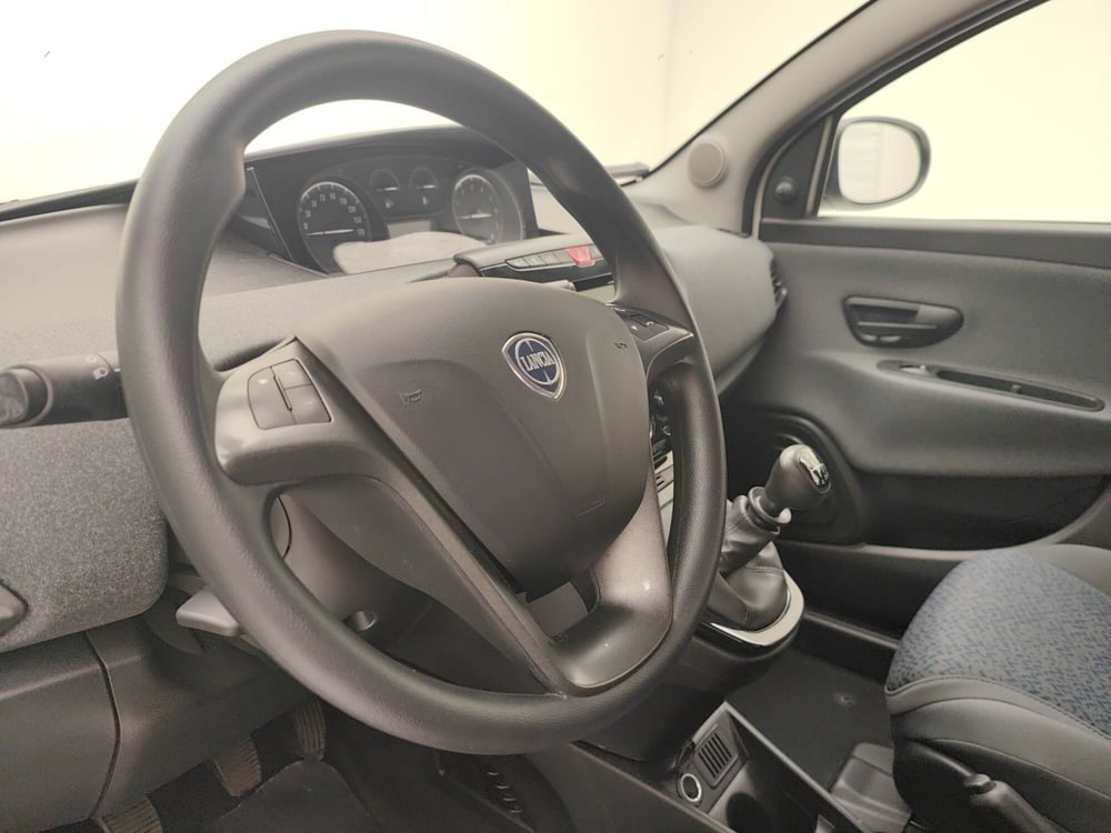 Lancia Ypsilon usata a Como (8)