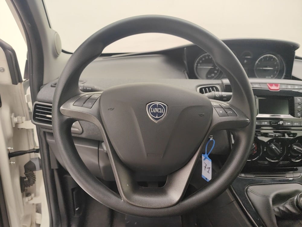 Lancia Ypsilon usata a Como (9)