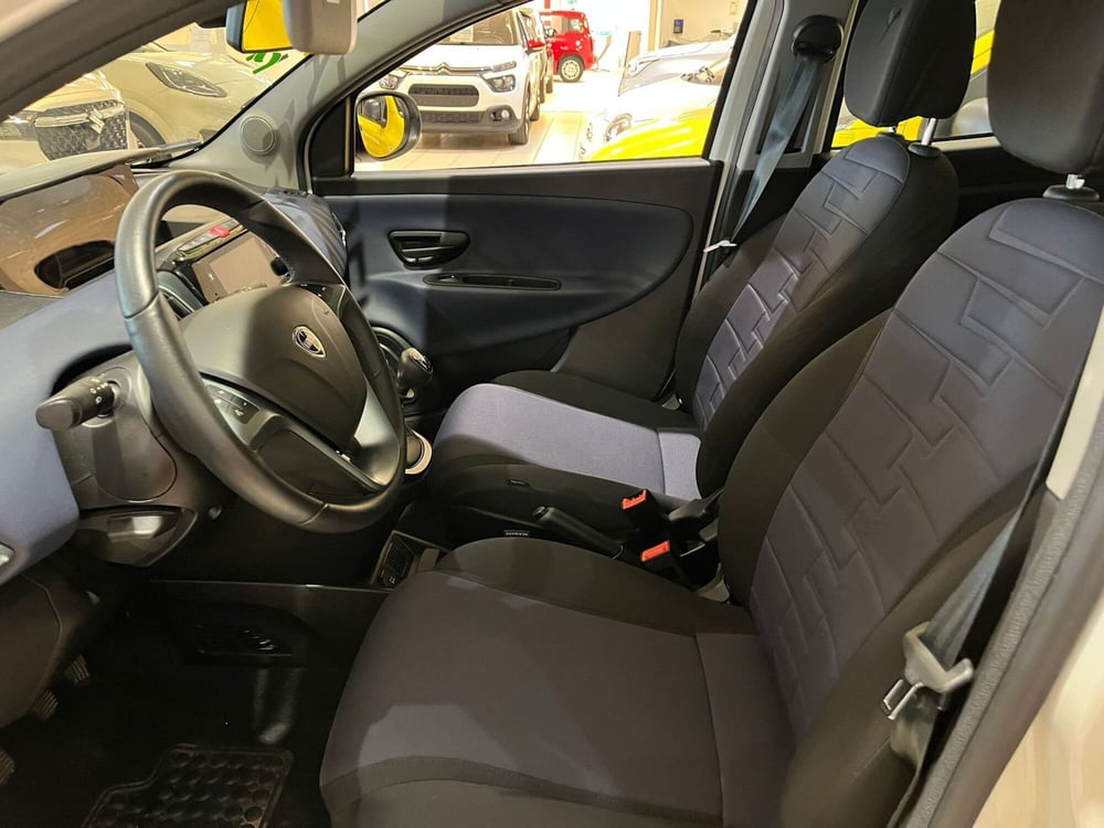 Lancia Ypsilon usata a Milano (11)