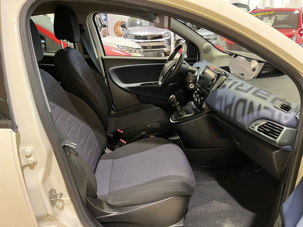 Lancia Ypsilon usata a Milano (12)