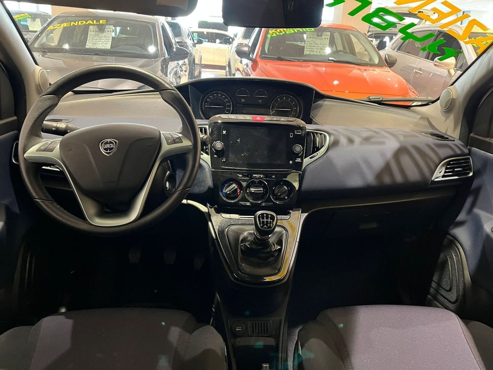 Lancia Ypsilon usata a Milano (15)