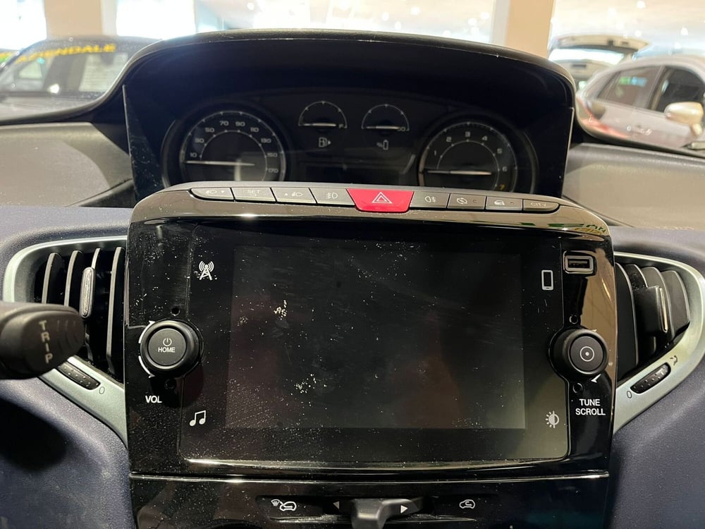 Lancia Ypsilon usata a Milano (16)
